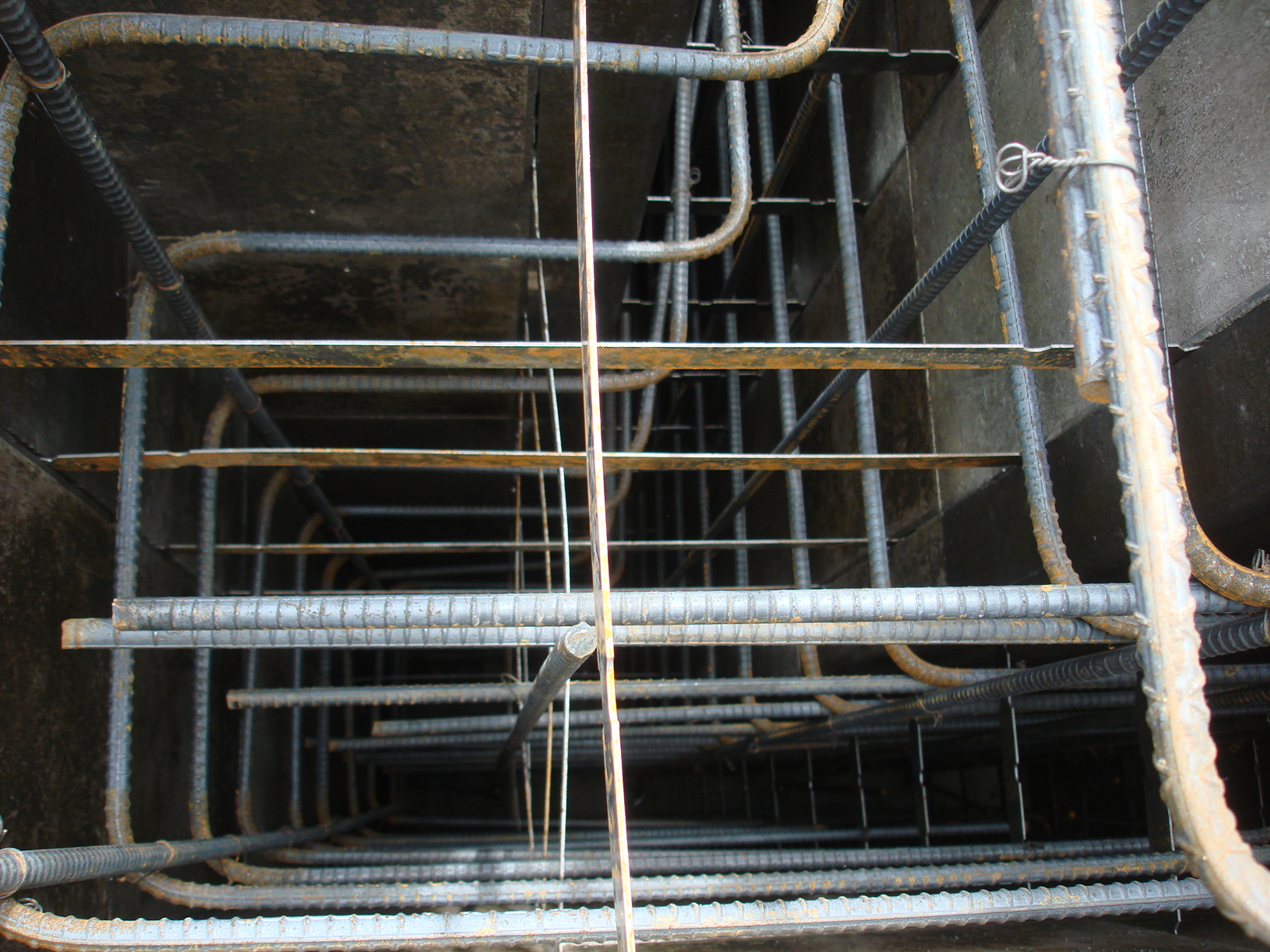 Rebar located in a tall wall with a haunch